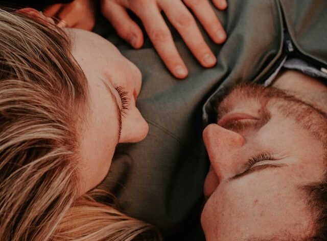 Profil idealny vs. profil autentyczny – jak znaleźć złoty środek