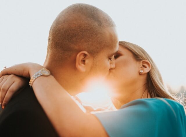 Czy wygląd to wszystko? Rola atrakcyjności w aplikacjach randkowych