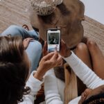 Jak różnie przeżywamy ciszę w rozmowie online – kobieta vs mężczyzna