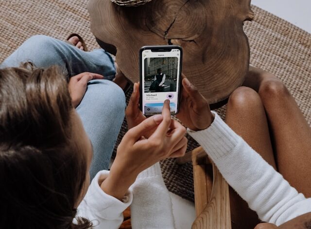 Jak różnie przeżywamy ciszę w rozmowie online – kobieta vs mężczyzna