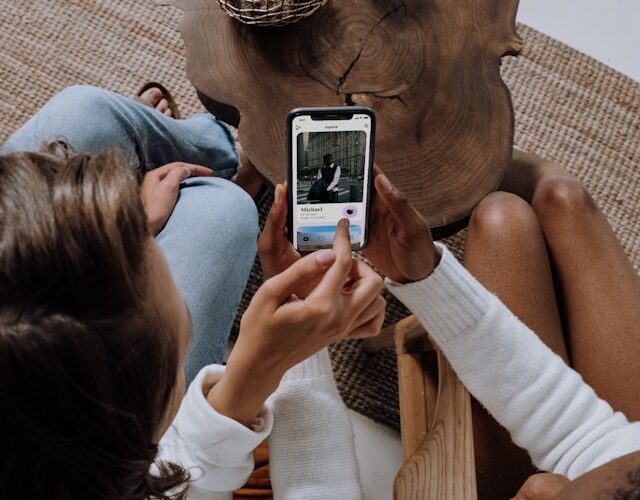 Jak różnie przeżywamy ciszę w rozmowie online – kobieta vs mężczyzna